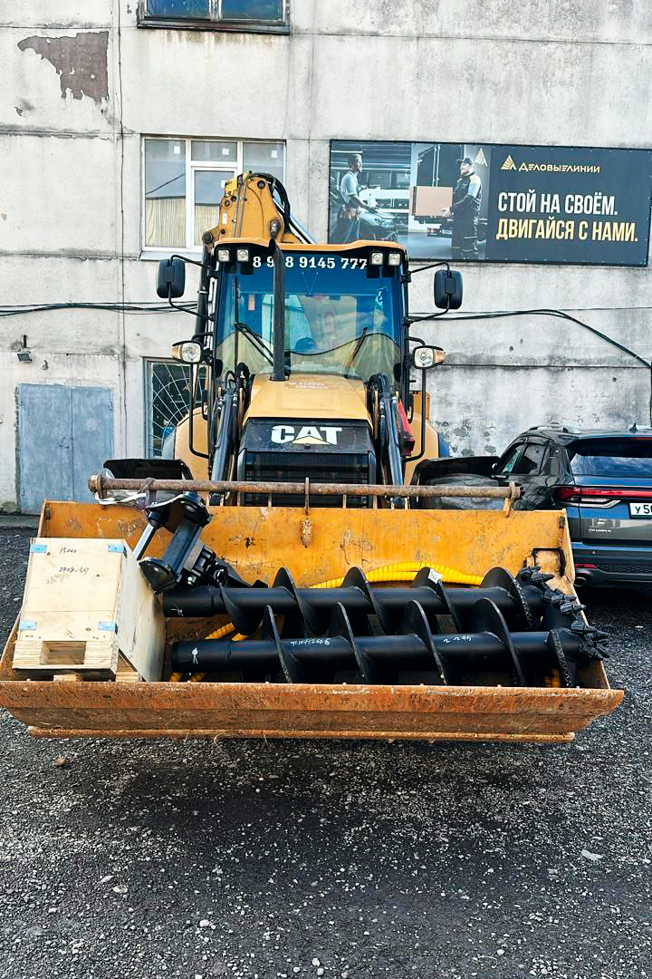 Экскаватор-погрузчик Caterpillar и гидровращатель RAY REA15000